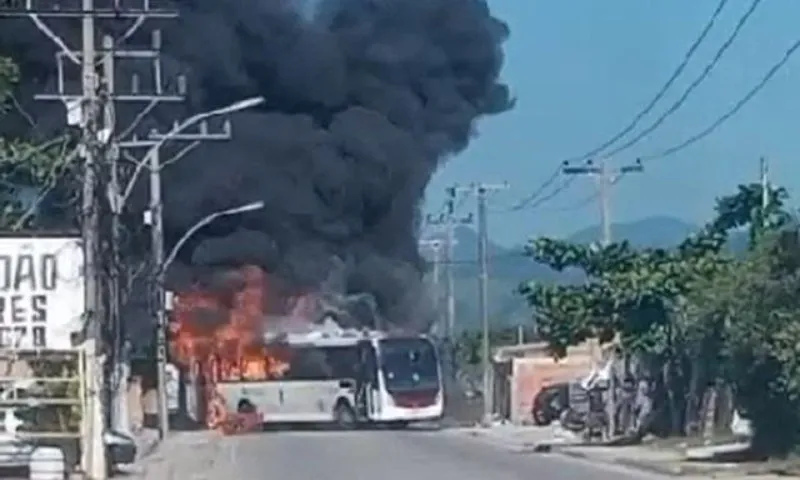 Imagem ilustrativa da imagem Ao menos 35 ônibus são incendiados após morte de líder da maior milícia do RJ