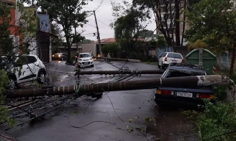 Imagem ilustrativa da imagem Após 24 horas sem luz em SP, moradores recorrem a shopping para carregar celular