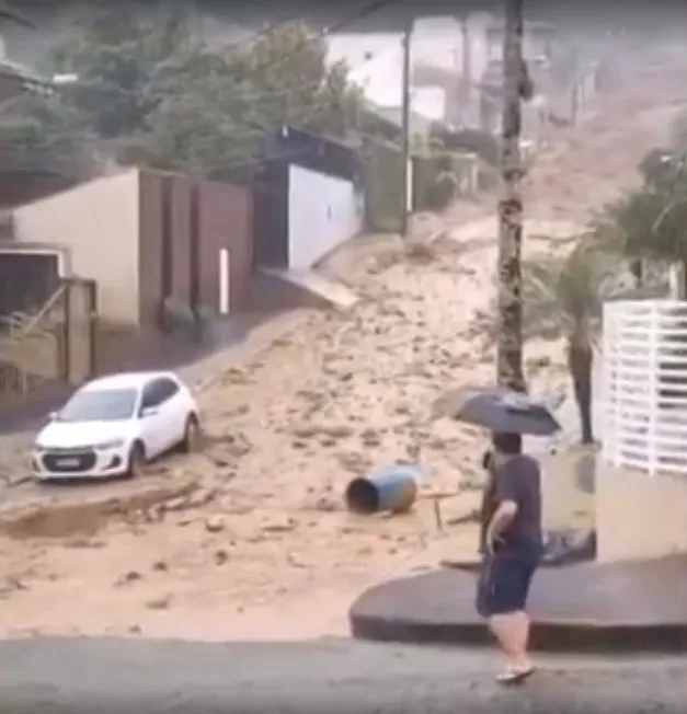 Imagem ilustrativa da imagem Após deslizamento de terra em SC, rua vira "rio de lama"