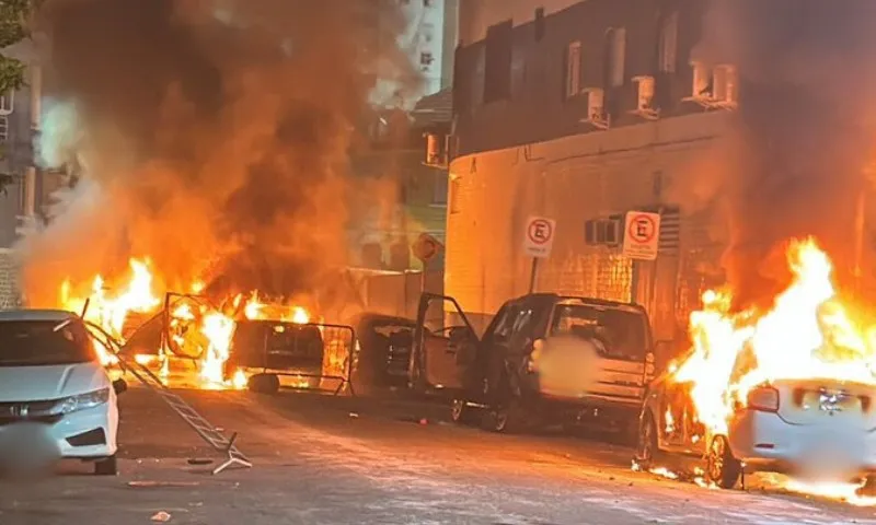 Imagem ilustrativa da imagem Após rebaixamento, torcida do Santos queima veículos perto da Vila Belmiro
