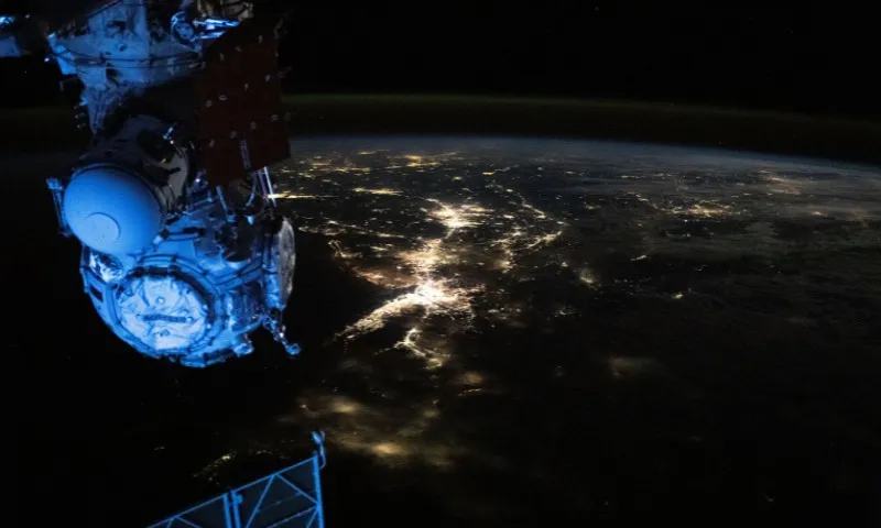 Imagem ilustrativa da imagem Astronautas deixam "cair" maleta com ferramentas durante caminhada no espaço