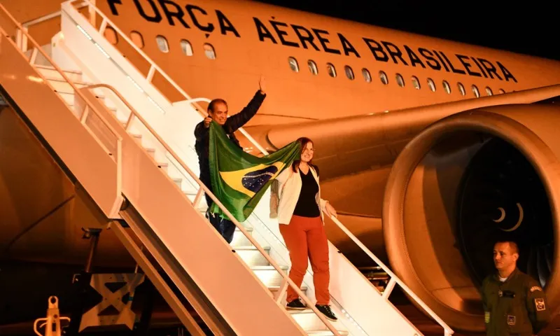 Imagem ilustrativa da imagem Avião da FAB com 211 brasileiros resgatados em Israel pousa em Brasília