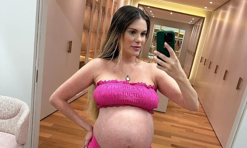 Imagem ilustrativa da imagem Bárbara Evans mostra funcionária inflando piscina com a boca e é criticada na web