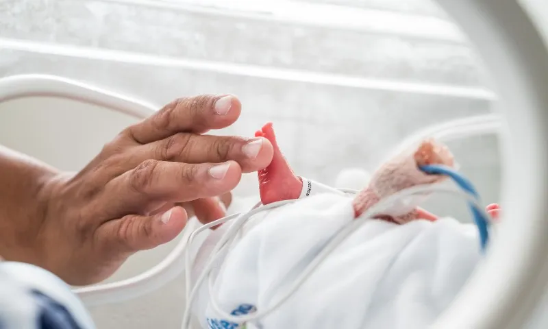 Imagem ilustrativa da imagem Bebê dos sêxtuplos de Colatina tem "quadro agravado" e pai pede orações