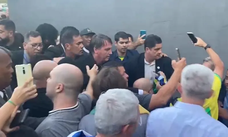 Imagem ilustrativa da imagem Bolsonaro tenta ir para shopping e causa tumulto em Vitória