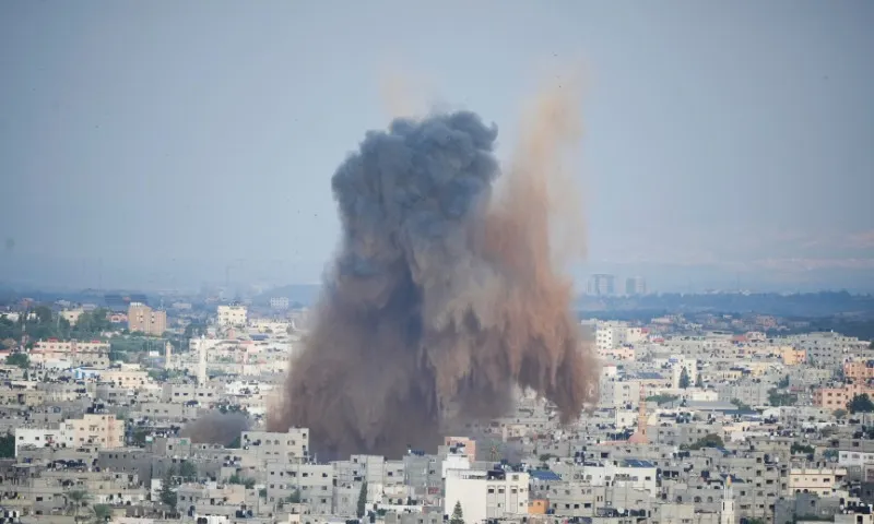Imagem ilustrativa da imagem Bomba explode próximo a escola de Gaza onde estão 19 brasileiros