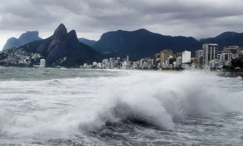 Imagem ilustrativa da imagem Bombeiros buscam jovem desaparecido no mar em dia de ressaca no Rio