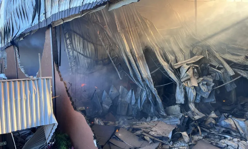Imagem ilustrativa da imagem Bombeiros continuam combate às chamas na fábrica da Cacau Show em Linhares