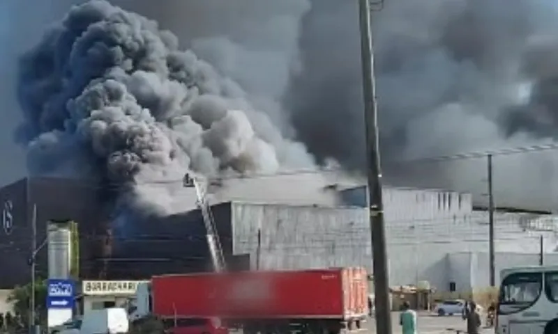 Imagem ilustrativa da imagem Bombeiros de outros municípios ajudam a combater incêndio em fábrica de Linhares
