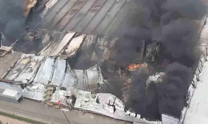 Imagem ilustrativa da imagem Bombeiros trabalham há 8 horas para apagar incêndio em fábrica da Cacau Show