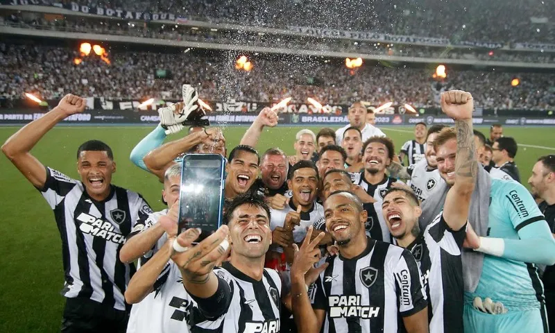 Imagem ilustrativa da imagem Botafogo chega a 90% de chance de título; briga contra queda segue embolada