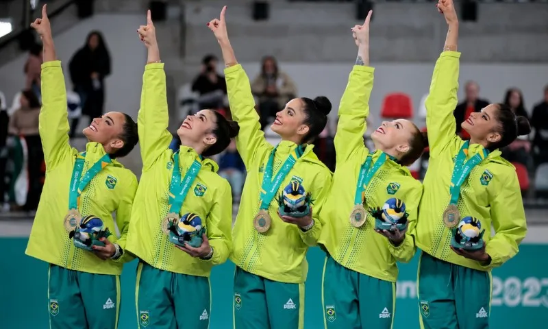 Imagem ilustrativa da imagem Brasil conquista ouro nas disputas por equipe e individual na ginástica rítmica