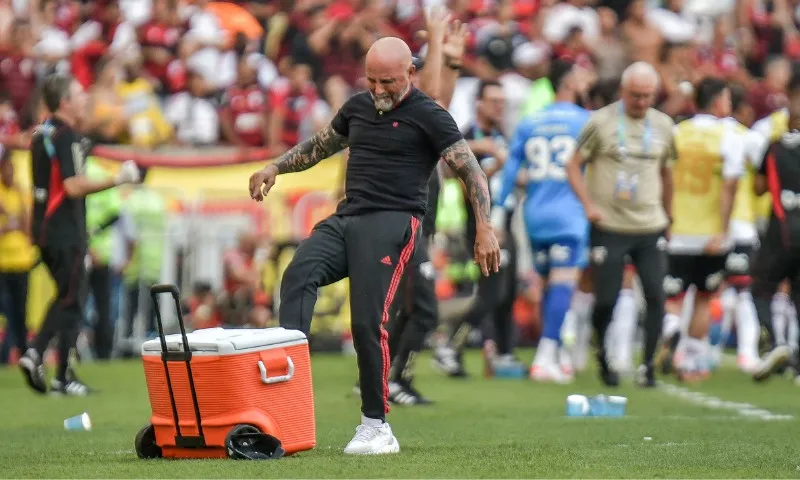 Imagem ilustrativa da imagem Braz descarta saída de Sampaoli e vê final contra o São Paulo em aberto