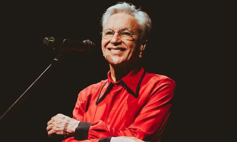 Imagem ilustrativa da imagem Caetano Veloso pede R$ 1,3 milhão à Osklen por uso não autorizado de imagem