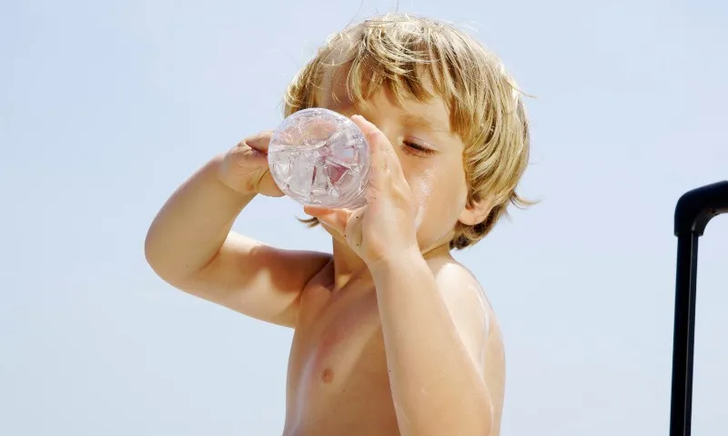 Imagem ilustrativa da imagem Calor na praia exige mais hidratação, especialmente entre crianças e bebês