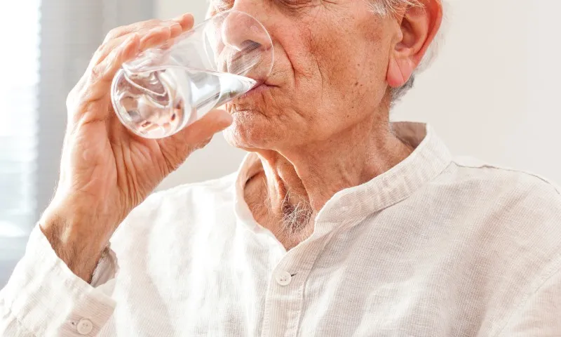 Imagem ilustrativa da imagem Calor pode provocar desidratação, confusão mental e desmaios em idosos