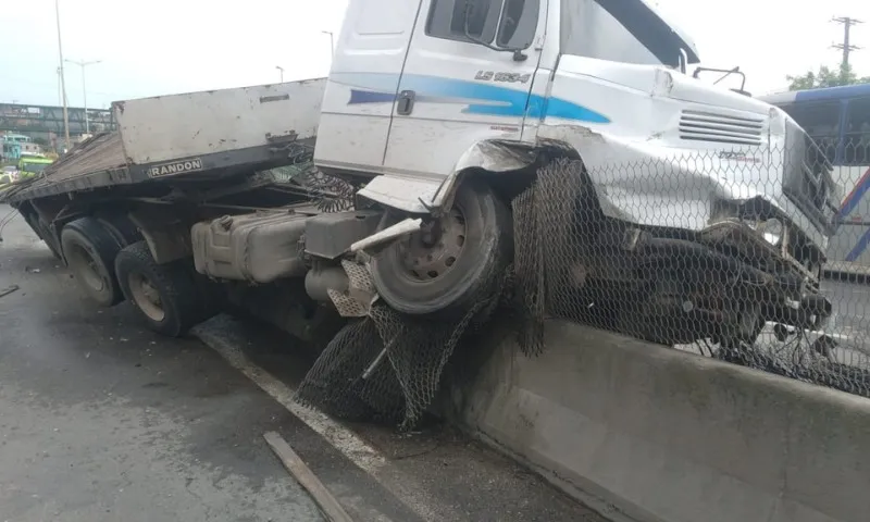 Imagem ilustrativa da imagem Caminhão sobe em mureta e interdita faixas na Rodovia do Contorno