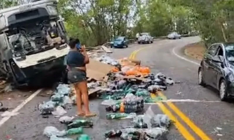 Imagem ilustrativa da imagem Caminhão tomba e carga de refrigerante fica espalhada na pista no ES