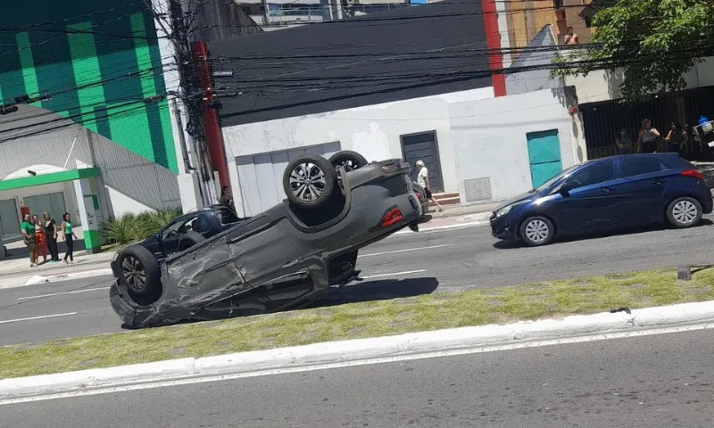 Imagem ilustrativa da imagem Caminhonete capota e deixa trânsito parcialmente interditado na Reta da Penha