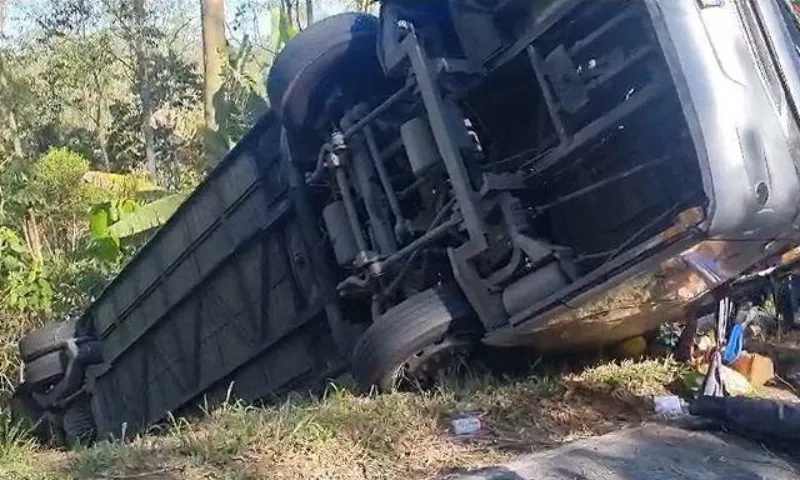 Imagem ilustrativa da imagem Capotamento de ônibus deixa 1 morto e 32 feridos na zona sul de São Paulo