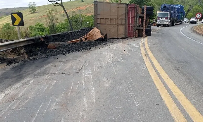 Imagem ilustrativa da imagem Carreta tomba e fecha rodovia no ES; carga fica espalhada na pista