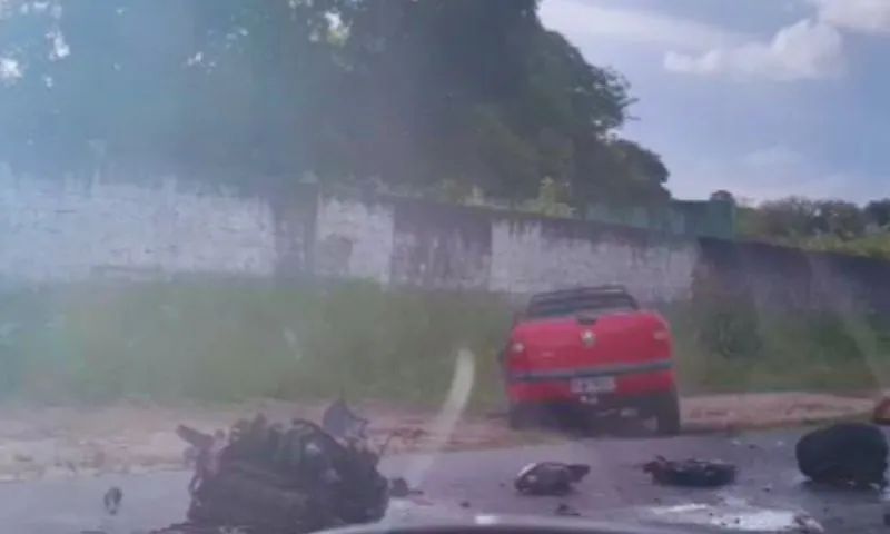 Imagem ilustrativa da imagem Carro bate de frente com retroescavadeira em Aldeia, Camaragibe