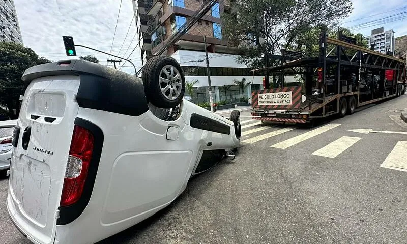 Imagem ilustrativa da imagem Carro cai de caminhão-cegonha e tomba na pista em Vitória