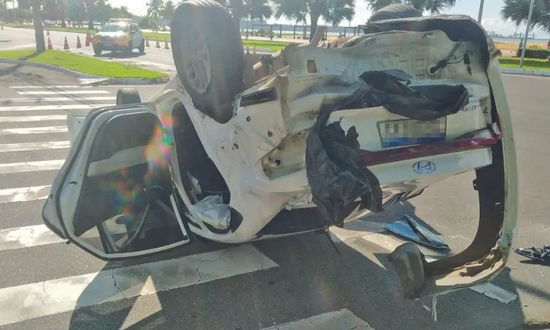 Imagem ilustrativa da imagem Carro capota após acidente na orla de Camburi