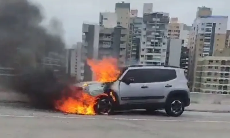 Imagem ilustrativa da imagem Carro pega fogo na Terceira Ponte e complica o trânsito nesta sexta