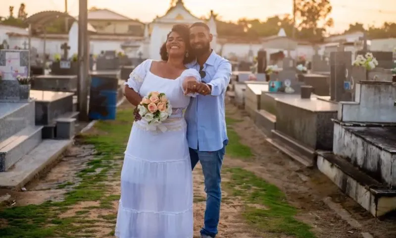 Imagem ilustrativa da imagem Casal faz ensaio de casamento em cemitério no ES