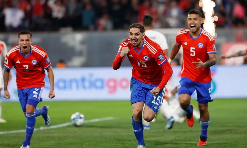 Imagem ilustrativa da imagem Chile supera seleção peruana e vence a primeira nas Eliminatórias da Copa do Mundo