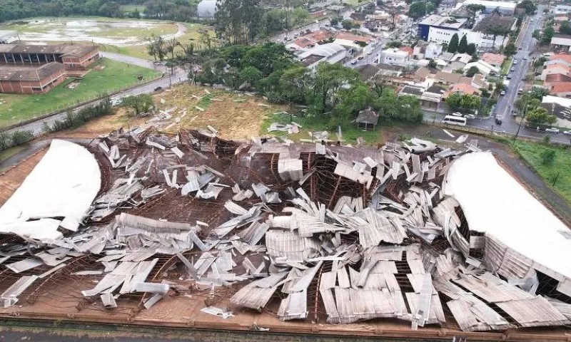 Imagem ilustrativa da imagem Chuva provoca estragos e deixa bebê ferido em Santa Catarina