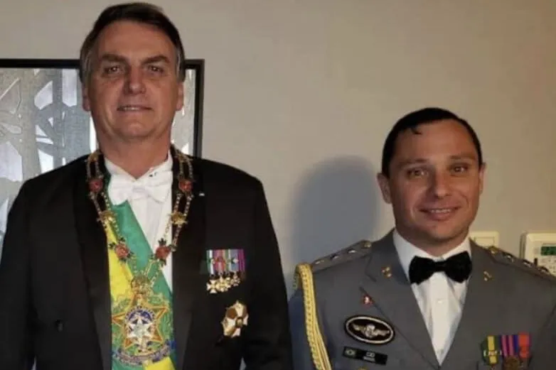 Imagem ilustrativa da imagem Cid relata à PF que Bolsonaro consultou militares sobre plano de golpe, diz site