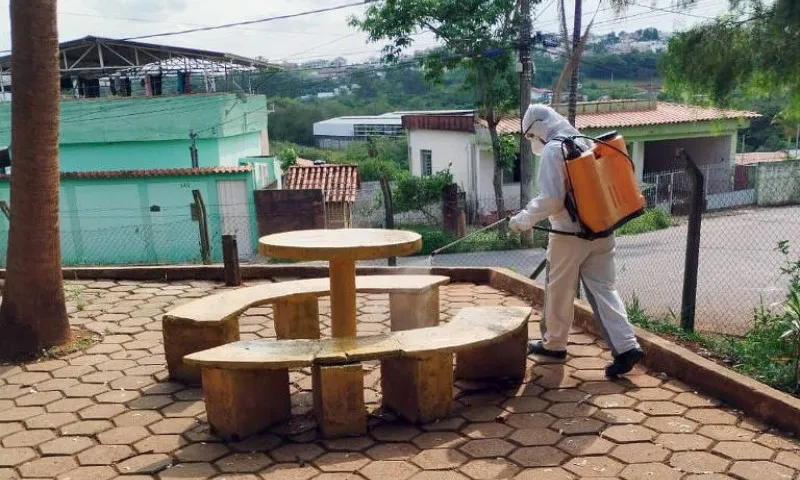 Imagem ilustrativa da imagem Cinco cidades em MG retomam aulas após desinfecção em escolas