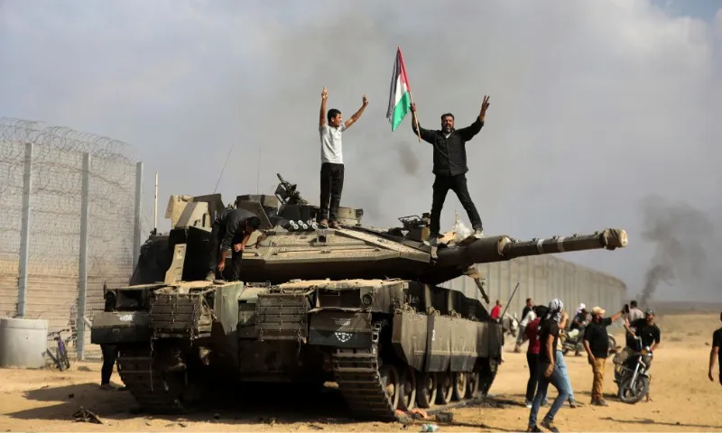 Imagem ilustrativa da imagem Civis em Gaza e Tel Aviv relatam falta de suprimentos e medo