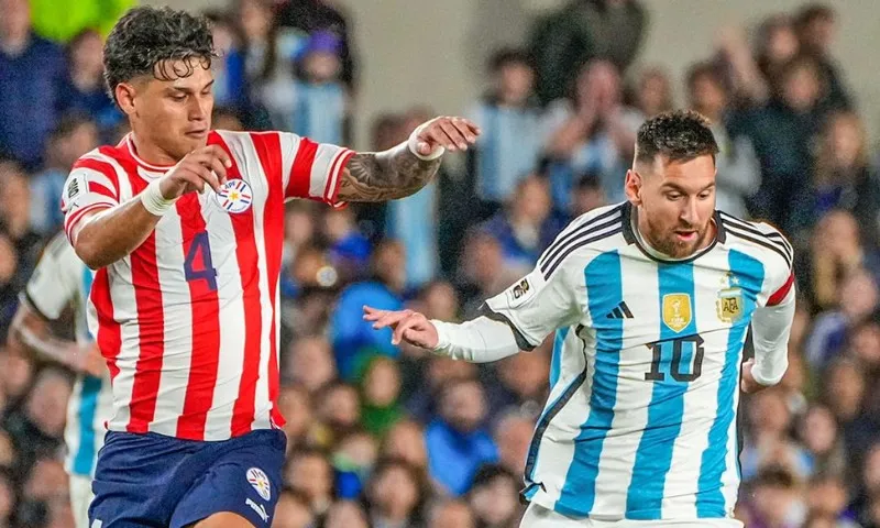 Imagem ilustrativa da imagem Com Messi só no 2º tempo, Argentina derrota Paraguai e lidera as Eliminatórias