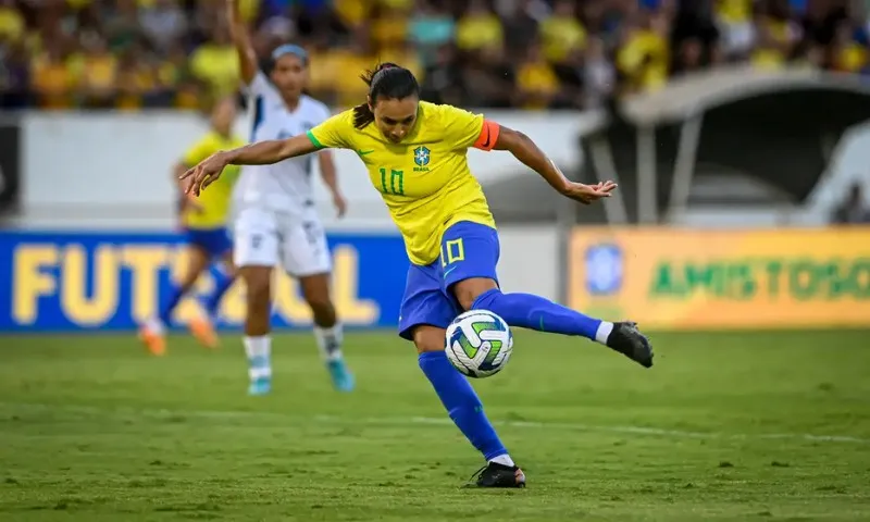 Imagem ilustrativa da imagem Com direito a gol de Marta, Brasil encerra 2023 vencendo a Nicarágua