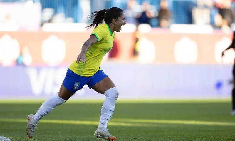 Imagem ilustrativa da imagem Com gol no fim, seleção feminina vence na estreia de Arthur Elias