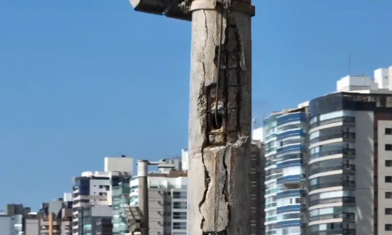 Imagem ilustrativa da imagem Conselho identifica postes com sinais de desgaste na orla de Vila Velha
