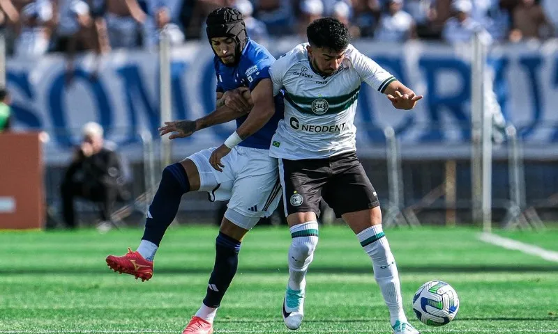 Imagem ilustrativa da imagem Coritiba vence Cruzeiro em jogo marcado por invasão e briga de torcidas em campo