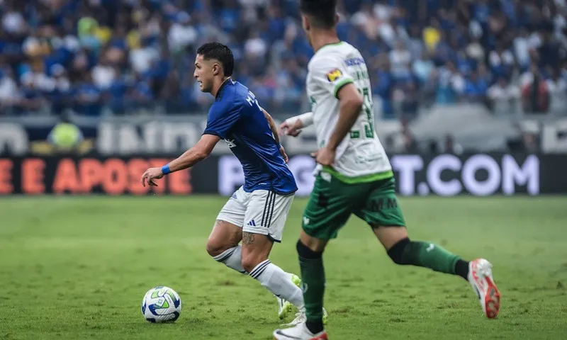 Imagem ilustrativa da imagem Cruzeiro joga mal, empata com o América-MG e ouve protestos da torcida no Mineirão