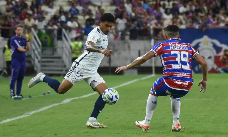 Imagem ilustrativa da imagem Cruzeiro vence Fortaleza em jogo atrasado no Castelão e sai da zona de rebaixamento