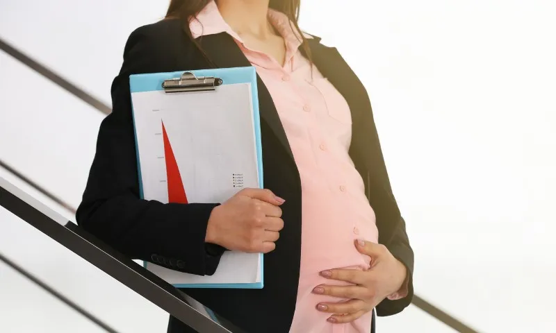 Imagem ilustrativa da imagem Desembargador diz que 'gravidez não é doença' após advogada faltar para dar a luz