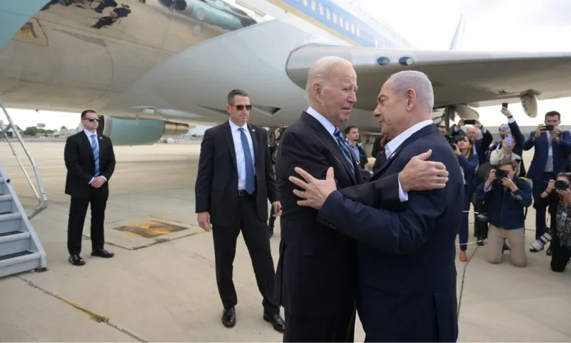 Imagem ilustrativa da imagem Em Israel, Biden diz que explosão de hospital "parece ser obra do outro lado"