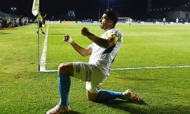 Imagem ilustrativa da imagem Em despedida de Suárez, Grêmio busca G-4 do Brasileirão contra o desesperado Vasco