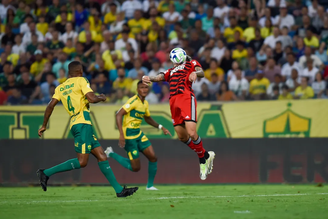 Imagem ilustrativa da imagem Em jogo de despedidas, Flamengo pega o Cuiabá para continuar na briga pelo título