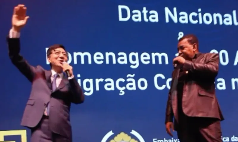 Imagem ilustrativa da imagem Embaixador da Coreia do Sul canta 'Cheia de Manias' com vocalista do Raça Negra