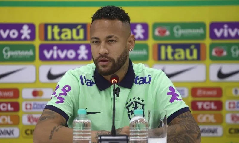 Imagem ilustrativa da imagem Equipe de Neymar se pronuncia após jogador ser flagrado com duas mulheres