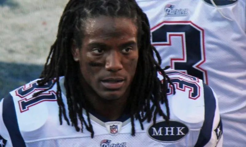 Imagem ilustrativa da imagem Ex-jogador da NFL desaparece após mãe ser encontrada morta
