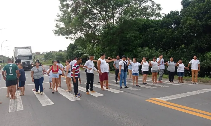 Imagem ilustrativa da imagem Familiares de jovem morta por não abaixar vidro de carro fazem protesto na BR-101